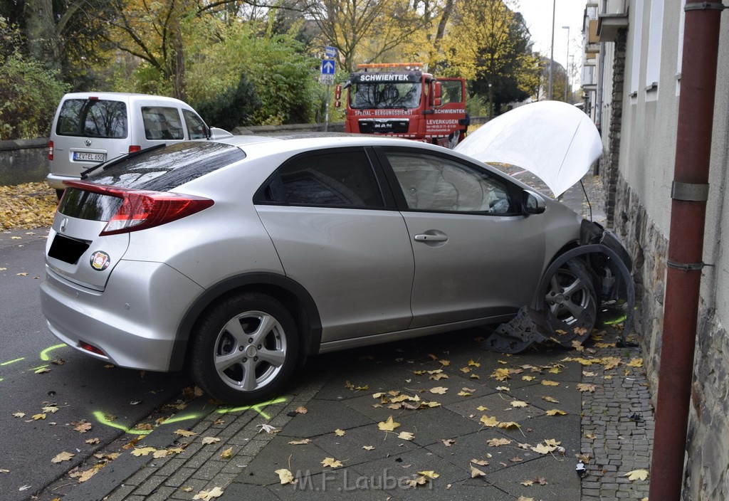 VU PKW gegen Hauswand Leverkusen Wiesdorf Kaiserstr P06.JPG - Miklos Laubert